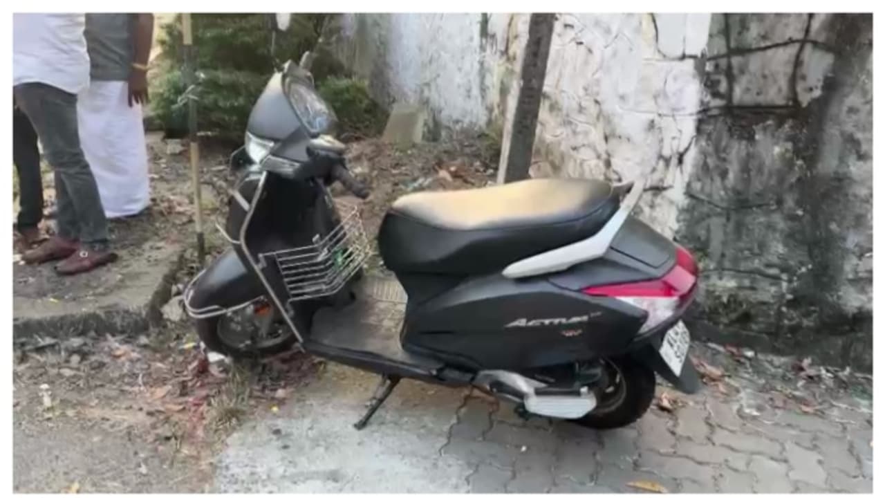 കാലടിയിൽ സ്കൂട്ടർ യാത്രികനായ പച്ചക്കറി മാനേജരെ കുത്തിപ്പരിക്കേൽപിച്ച് 20 ലക്ഷം കവർന്നു