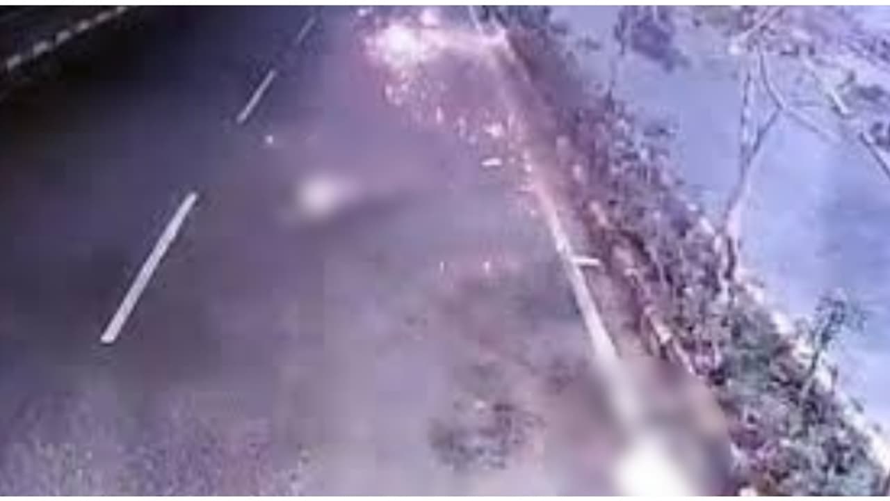 ബൈക്കിൽ സുഹൃത്തിനെ പിന്നിലിരുത്തി യുവതി, ചീറിപ്പാഞ്ഞത് ഡിവൈഡറിലേയ്ക്ക്; ഹൈദരാബാദിൽ യുവാക്കൾക്ക് ദാരുണാന്ത്യം ബൈക്കിൽ സുഹൃത്തിനെ പിന്നിലിരുത്തി യുവതി, ചീറിപ്പാഞ്ഞത് ഡിവൈഡറിലേയ്ക്ക്; ഹൈദരാബാദിൽ യുവാക്കൾക്ക് ദാരുണാന്ത്യം