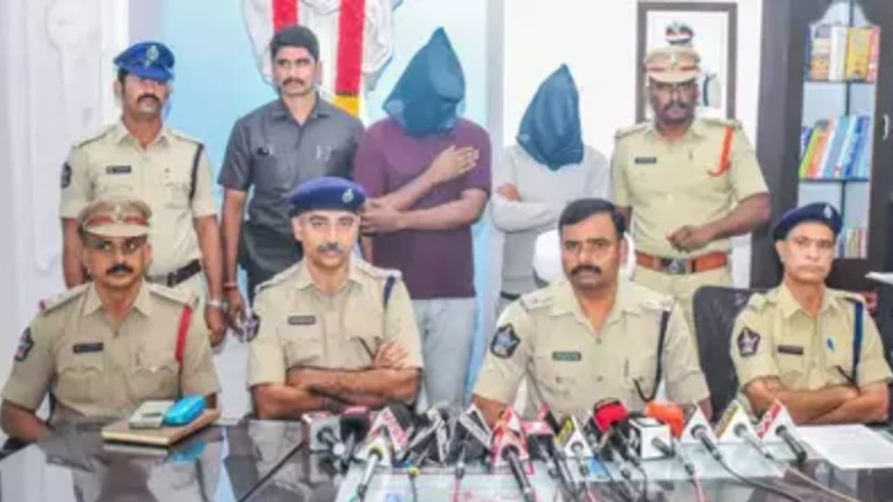 ഒരു ഇഎംഐ അടവ് തെറ്റിയതിന് യുവതിയുടെ നഗ്നചിത്രം മോർഫ് ചെയ്ത് വീട്ടുകാർക്ക് അയച്ചുകൊടുത്തു; രണ്ട് പേർ പിടിയിൽ ഒരു ഇഎംഐ അടവ് തെറ്റിയതിന് യുവതിയുടെ നഗ്നചിത്രം മോർഫ് ചെയ്ത് വീട്ടുകാർക്ക് അയച്ചുകൊടുത്തു; രണ്ട് പേർ പിടിയിൽ