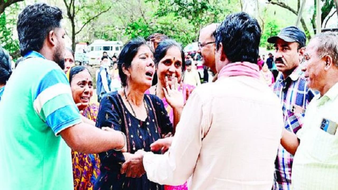 ಹುಬ್ಬಳ್ಳಿ: ಸಿಲಿಂಡರ್ ಸೋರಿಕೆ, ಮತ್ತಿಬ್ಬರು ಅಯ್ಯಪ್ಪ ಮಾಲಾಧಾರಿಗಳ ಸಾವು ಹುಬ್ಬಳ್ಳಿ: ಸಿಲಿಂಡರ್ ಸೋರಿಕೆ, ಮತ್ತಿಬ್ಬರು ಅಯ್ಯಪ್ಪ ಮಾಲಾಧಾರಿಗಳ ಸಾವು