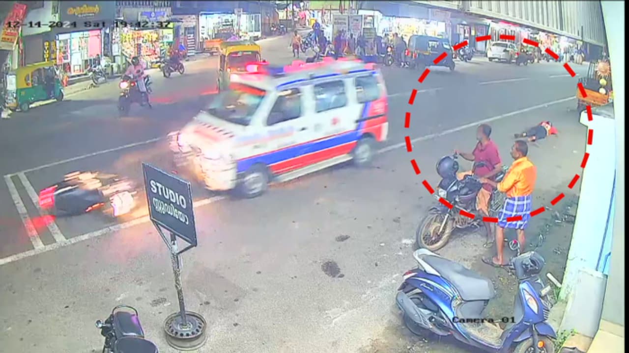 ഒരു മാസത്തിനിടെ നടന്ന 12ാമത്തെ അപകടം: പാറശാലയിൽ ബൈക്ക് യാത്രികനെ ആംബുലൻസ് ഇടിച്ച് തെറിപ്പിച്ചു; പരുക്ക് ഒരു മാസത്തിനിടെ നടന്ന 12ാമത്തെ അപകടം: പാറശാലയിൽ ബൈക്ക് യാത്രികനെ ആംബുലൻസ് ഇടിച്ച് തെറിപ്പിച്ചു; പരുക്ക്