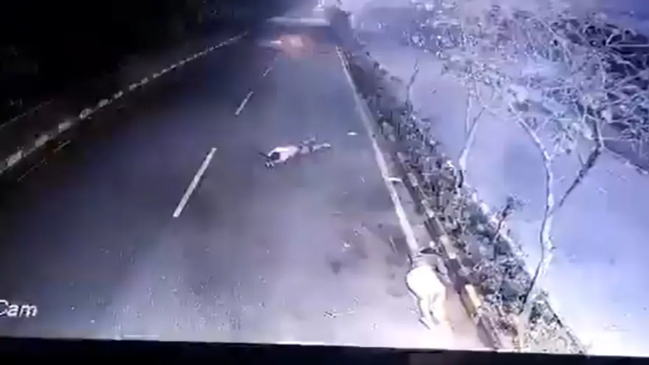 Speeding bike crashes into divider in Hyderabad; 2 dead; chilling CCTV video goes viral (WATCH) Speeding bike crashes into divider in Hyderabad; 2 dead; chilling CCTV video goes viral (WATCH)