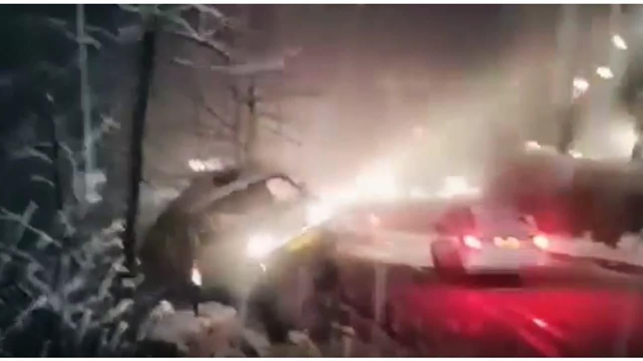 മഞ്ഞുമൂടിയ റോഡ്, ചെറിയ ചരക്ക് വാഹനം പിന്നിലേയ്ക്ക് തെന്നിപ്പാഞ്ഞ് താഴ്ചയിലേയ്ക്ക് മറിഞ്ഞു; അപകടം മണാലിയിൽ