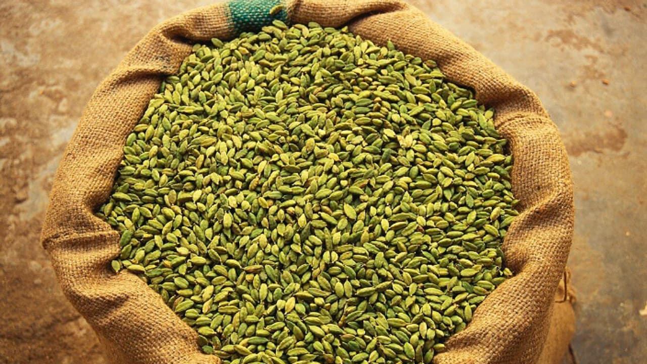 ഏലക്കയുമായി പോകുന്ന ലോറി, പിന്നിൽ ഒരു വാൻ, ഒരാൾ ചാടി ലോറിയിൽ കയറി; മോഷ്ടിച്ചത് ഒരു ചാക്ക്, 3 പേർ പിടിയിൽ ഏലക്കയുമായി പോകുന്ന ലോറി, പിന്നിൽ ഒരു വാൻ, ഒരാൾ ചാടി ലോറിയിൽ കയറി; മോഷ്ടിച്ചത് ഒരു ചാക്ക്, 3 പേർ പിടിയിൽ