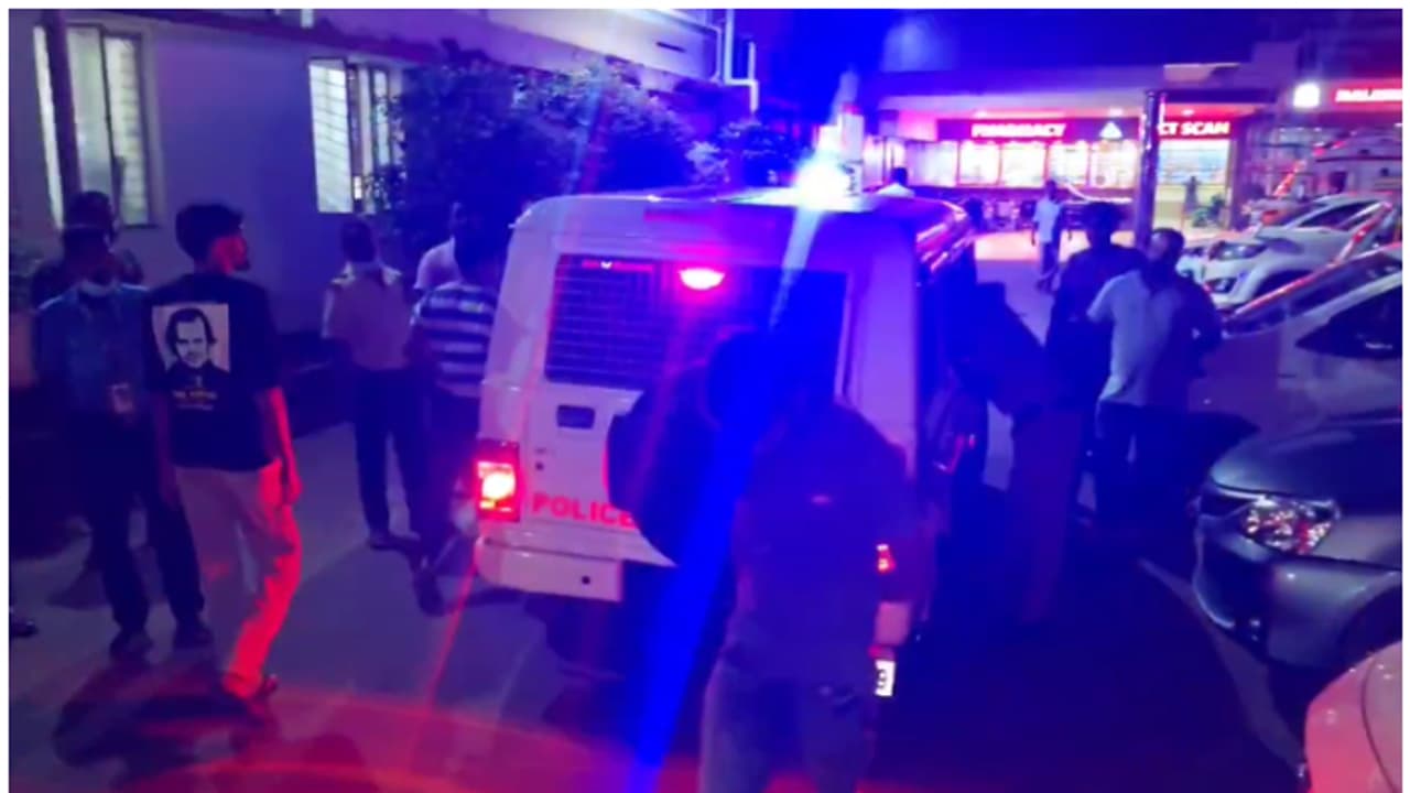 കുന്നംകുളത്ത് യുവതിയെയും ഭർത്താവിനെയും വാഹനത്തിൽ പിന്തുടർന്ന് ആക്രമിച്ച ബന്ധുക്കളെ പിടികൂടി, വിട്ടയച്ചു കുന്നംകുളത്ത് യുവതിയെയും ഭർത്താവിനെയും വാഹനത്തിൽ പിന്തുടർന്ന് ആക്രമിച്ച ബന്ധുക്കളെ പിടികൂടി, വിട്ടയച്ചു