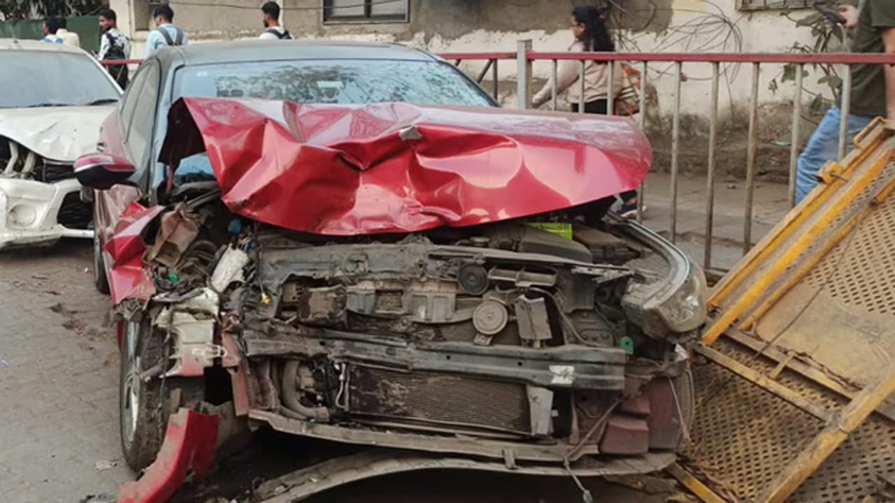 മുംബൈയിൽ നടിയുടെ കാർ മെട്രോ തൊഴിലാളികള്‍ക്ക് മുകളിലൂടെ കയറി ഇറങ്ങി; ഒരാള്‍ക്ക് മരണം 