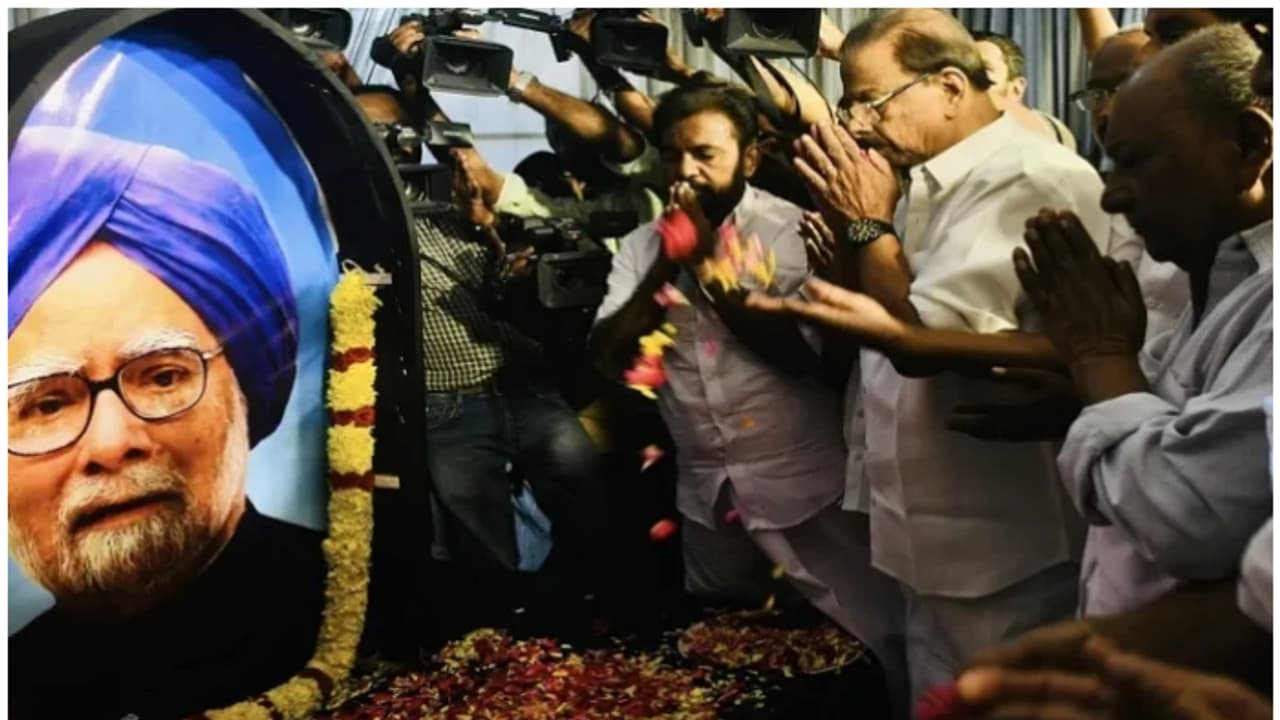 50414 കോടി! 'കേരളത്തിന് വാരിക്കോരി ധനസഹായവും പദ്ധതികളും നൽകിയ പ്രധാനമന്ത്രി', മന്മോഹനെ അനുസ്മരിച്ച് കെപിസിസി 50414 കോടി! 'കേരളത്തിന് വാരിക്കോരി ധനസഹായവും പദ്ധതികളും നൽകിയ പ്രധാനമന്ത്രി', മന്മോഹനെ അനുസ്മരിച്ച് കെപിസിസി