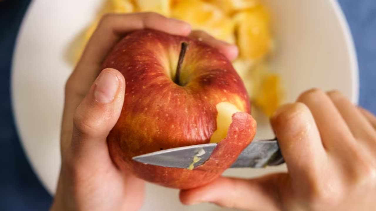 തൊലി കളയാതെ തന്നെ കഴിക്കാവുന്ന പത്ത് പഴങ്ങള് തൊലി കളയാതെ തന്നെ കഴിക്കാവുന്ന പത്ത് പഴങ്ങള്