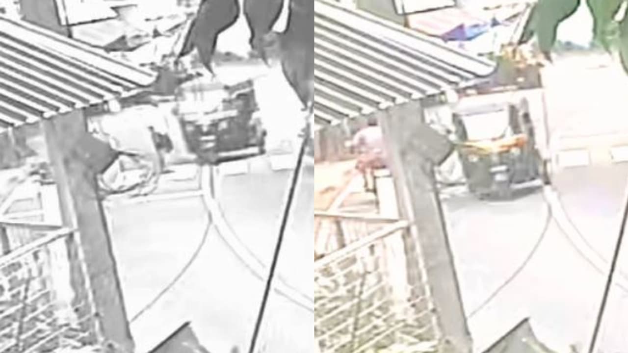 'ബെല്ലും ബ്രേക്കുമില്ലാത്ത പോക്ക്'; സീബ്രാലൈൻ മുറിച്ച് കടക്കവേ വയോധികന്റെ മുഖത്തിടിച്ച് ഓട്ടോ, നിർത്താത പോയി 'ബെല്ലും ബ്രേക്കുമില്ലാത്ത പോക്ക്'; സീബ്രാലൈൻ മുറിച്ച് കടക്കവേ വയോധികന്റെ മുഖത്തിടിച്ച് ഓട്ടോ, നിർത്താത പോയി