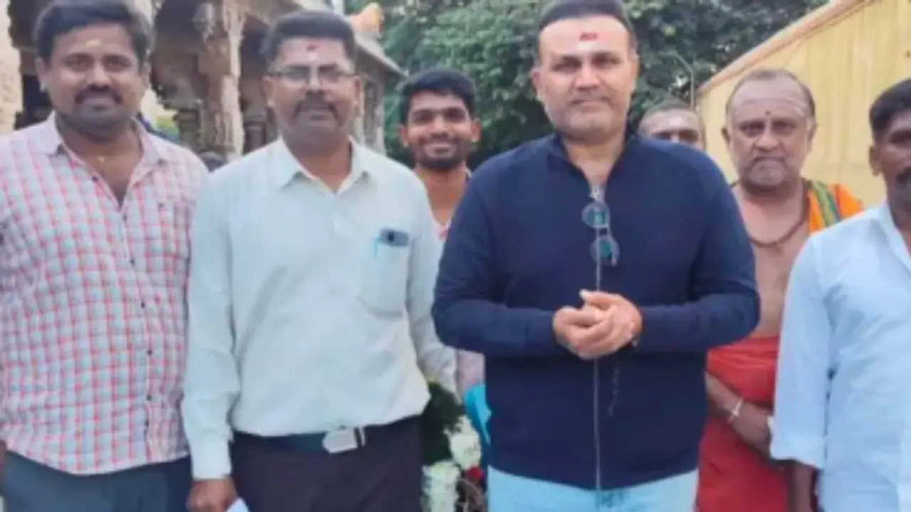 கோவை வந்த சேவாக்; கோயிலில் மனமுருகி சுவாமி தரிசனம்; திரண்டு வந்த ரசிகர்கள்!