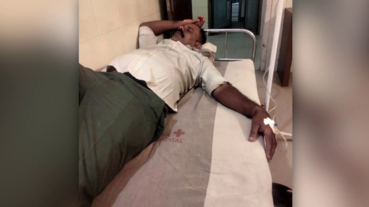 റോഡിലൂടെ ബൈക്കിൽ പോകുന്നതിനിടെ പൊട്ടി വീണ വൈദ്യുതി ലൈനിൽ തട്ടി യുവാവിന് ഷോക്കേറ്റു റോഡിലൂടെ ബൈക്കിൽ പോകുന്നതിനിടെ പൊട്ടി വീണ വൈദ്യുതി ലൈനിൽ തട്ടി യുവാവിന് ഷോക്കേറ്റു