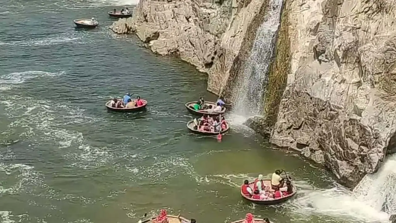 மாணவர்களுக்கு தொடர் விடுமுறை; சாரை சாரையாக வந்த மக்கள்; களைகட்டிய சுற்றுலாத்தலங்கள்! மாணவர்களுக்கு தொடர் விடுமுறை; சாரை சாரையாக வந்த மக்கள்; களைகட்டிய சுற்றுலாத்தலங்கள்!