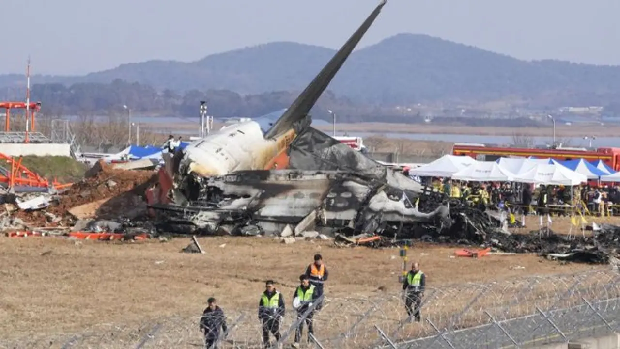South Korea Plane Crash: 181ರಲ್ಲಿ 179 ಜನರ ಸಾವು, ಆ ಇಬ್ಬರು ಬದುಕಿದ್ದೇಗೆ? ಪೈಲಟ್ ತಪ್ಪು ಮಾಡಿದ್ದೆಲ್ಲಿ? South Korea Plane Crash: 181ರಲ್ಲಿ 179 ಜನರ ಸಾವು, ಆ ಇಬ್ಬರು ಬದುಕಿದ್ದೇಗೆ? ಪೈಲಟ್ ತಪ್ಪು ಮಾಡಿದ್ದೆಲ್ಲಿ?