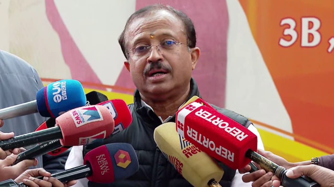 ഗവർണറെ യാത്രയാക്കാൻ സർക്കാർ പ്രതിനിധി ചെല്ലാതിരുന്നതിനെ ലജ്ജാകരമെന്ന് വി മുരളീധരൻ