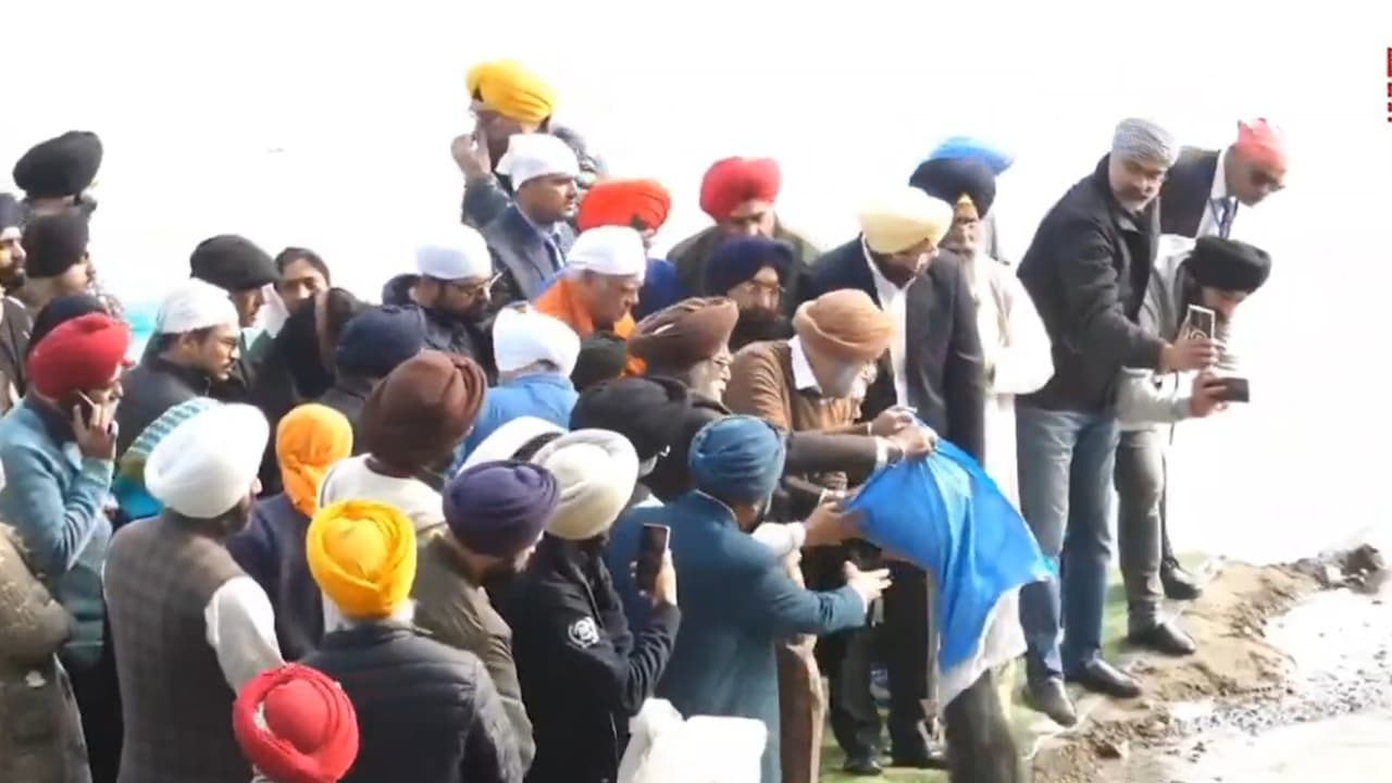 Ex PM Manmohan Singh's ashes immersed in Yamuna river, BJP alleges 'no Congressmen present' Ex PM Manmohan Singh's ashes immersed in Yamuna river, BJP alleges 'no Congressmen present'