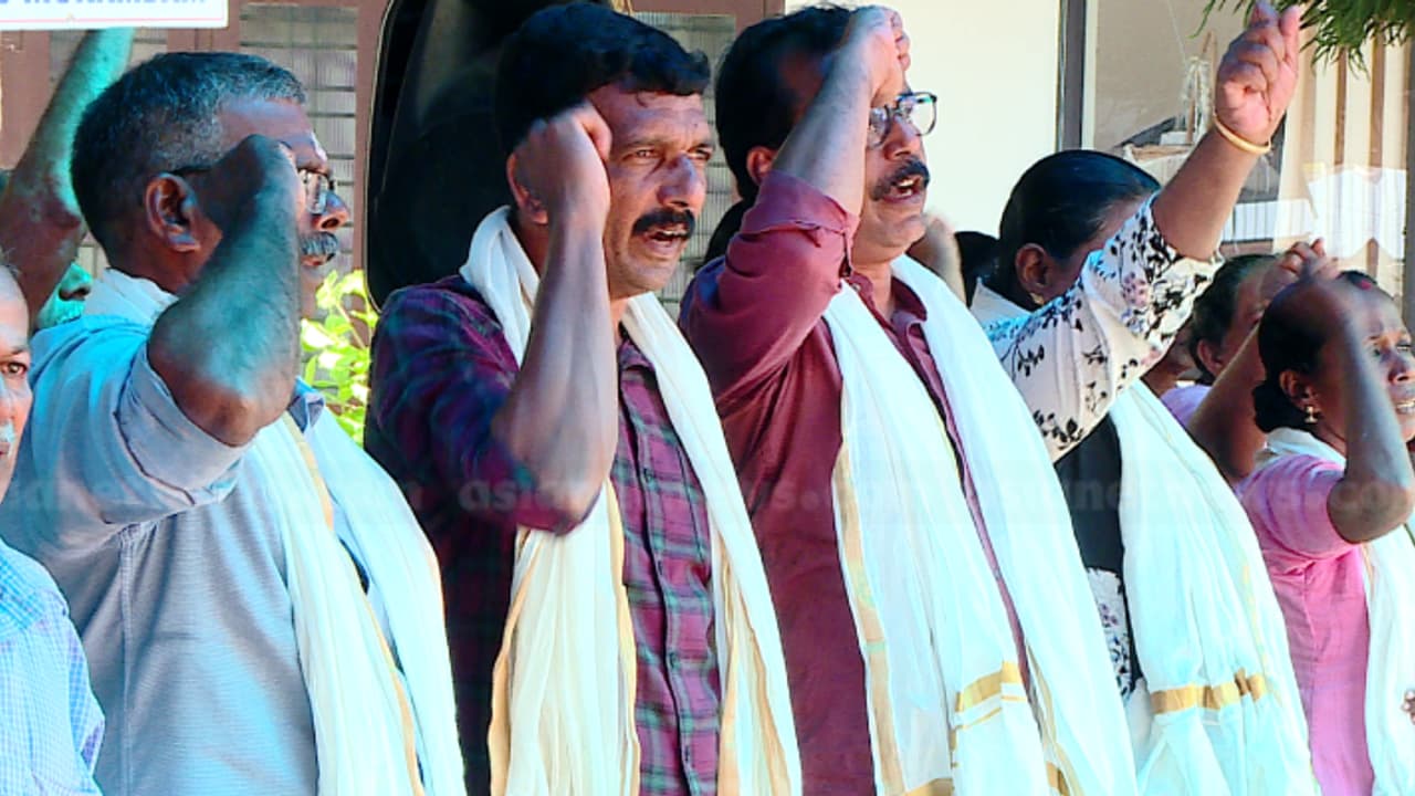 മുനമ്പത്തെ ഭൂമി നാട്ടുകാർ വാങ്ങിയത് കോൺഗ്രസ് നേതാവിന്റെ മധ്യസ്ഥതയിലല്ലെന്ന് സമരസമിതി; 80ാം ദിനം സമരം തുടരുന്നു മുനമ്പത്തെ ഭൂമി നാട്ടുകാർ വാങ്ങിയത് കോൺഗ്രസ് നേതാവിന്റെ മധ്യസ്ഥതയിലല്ലെന്ന് സമരസമിതി; 80ാം ദിനം സമരം തുടരുന്നു