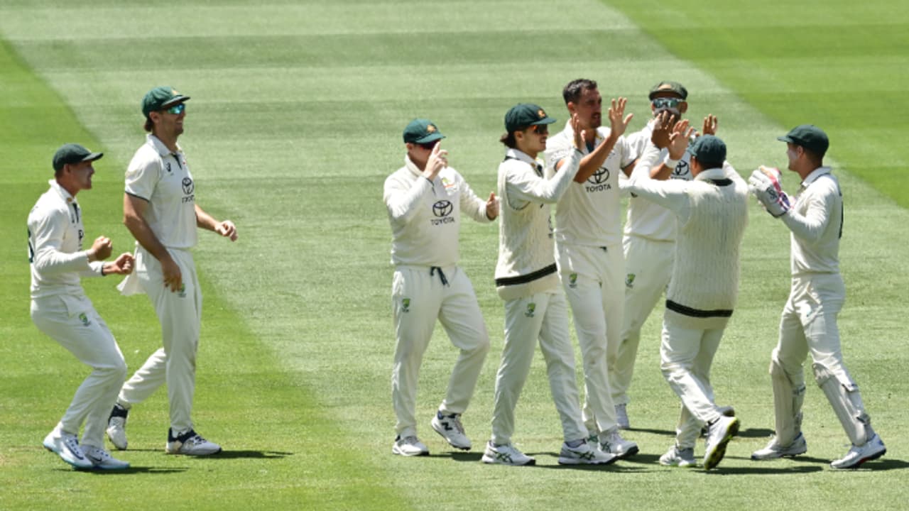 ഓസീസ് ആധിപത്യം, കോലിയും മടങ്ങി! ഇന്ത്യയുടെ മുന്നിര തകര്ന്നു; അതിജീവിക്കാന് ഇനിയും രണ്ട് സെഷന് ബാക്കി ഓസീസ് ആധിപത്യം, കോലിയും മടങ്ങി! ഇന്ത്യയുടെ മുന്നിര തകര്ന്നു; അതിജീവിക്കാന് ഇനിയും രണ്ട് സെഷന് ബാക്കി