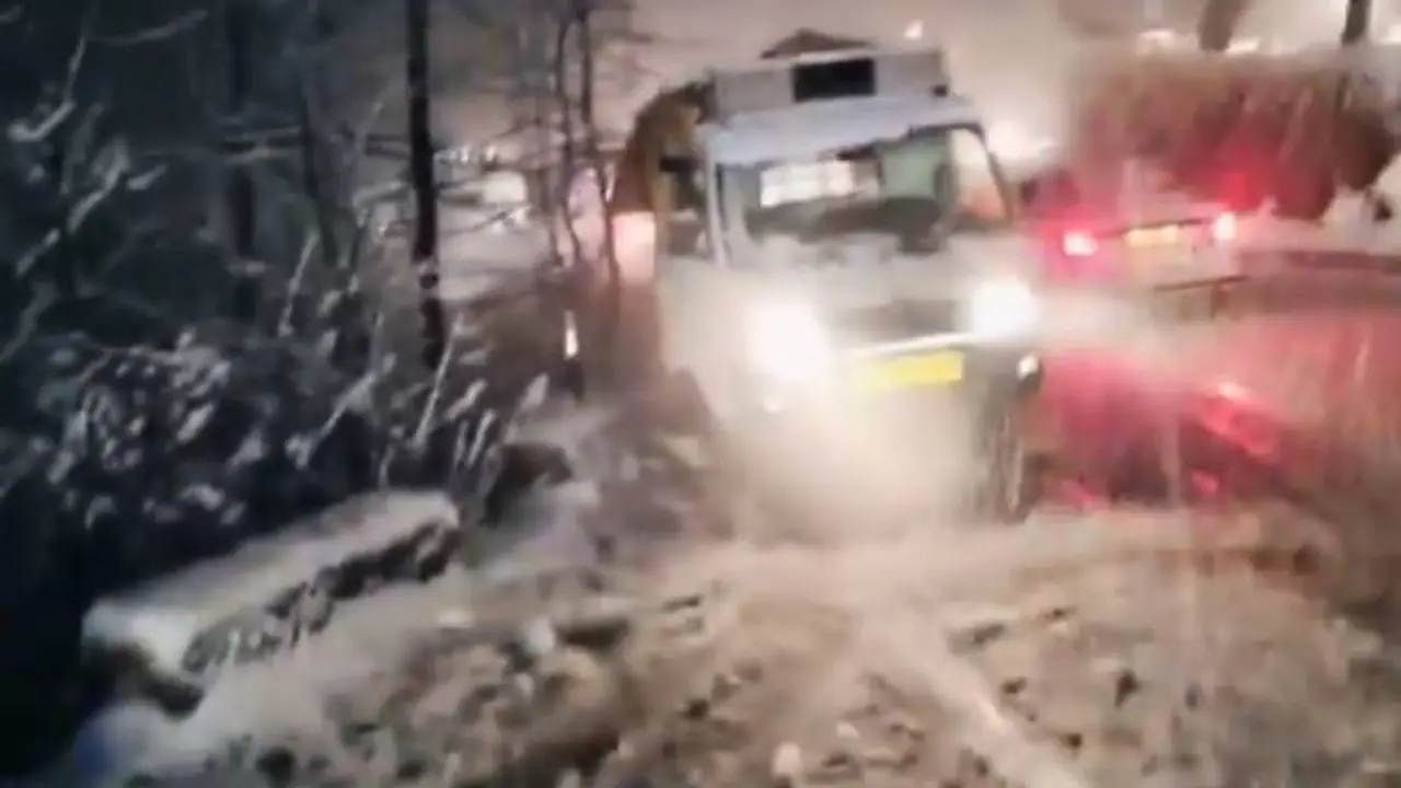 ഞെട്ടിക്കുന്ന ദൃശ്യങ്ങൾ, കനത്ത മഞ്ഞുവീഴ്ച, ഡ്രൈവർ കൃത്യസമയത്ത് പുറത്തിറങ്ങി, വാഹനം നേരെ താഴേക്ക്