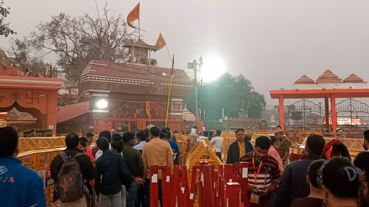 மகா கும்பமேளா 2025: ஹனுமான் கோயிலில் நான்கு மடங்கு அதிகரித்த பக்தர்கள் கூட்டம் மகா கும்பமேளா 2025: ஹனுமான் கோயிலில் நான்கு மடங்கு அதிகரித்த பக்தர்கள் கூட்டம்