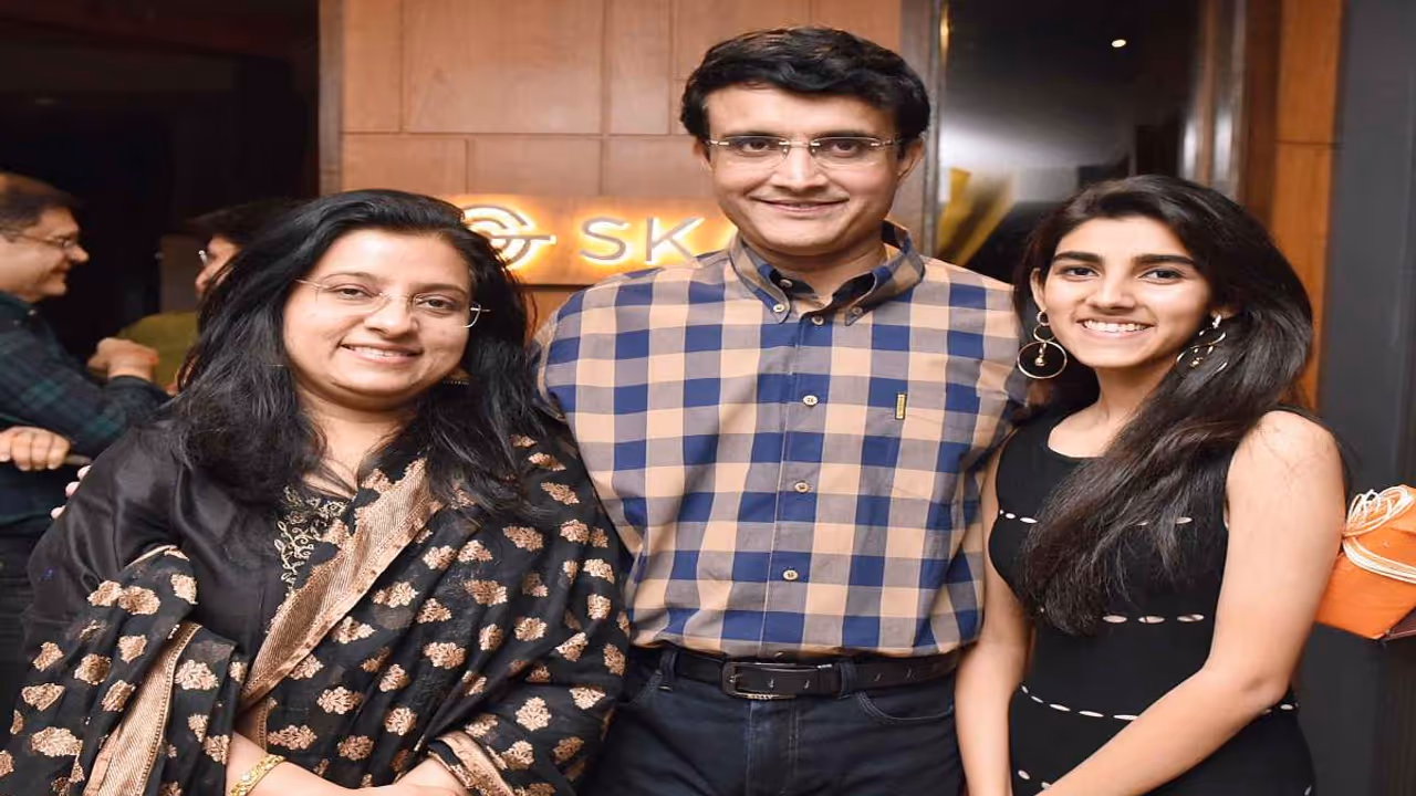 21 வயதில் லட்சங்களில் சம்பளம்; சொந்த காலில் நிற்கும் கங்குலியின் மகள்; எங்கு வேலை செய்கிறார் தெரியுமா? 