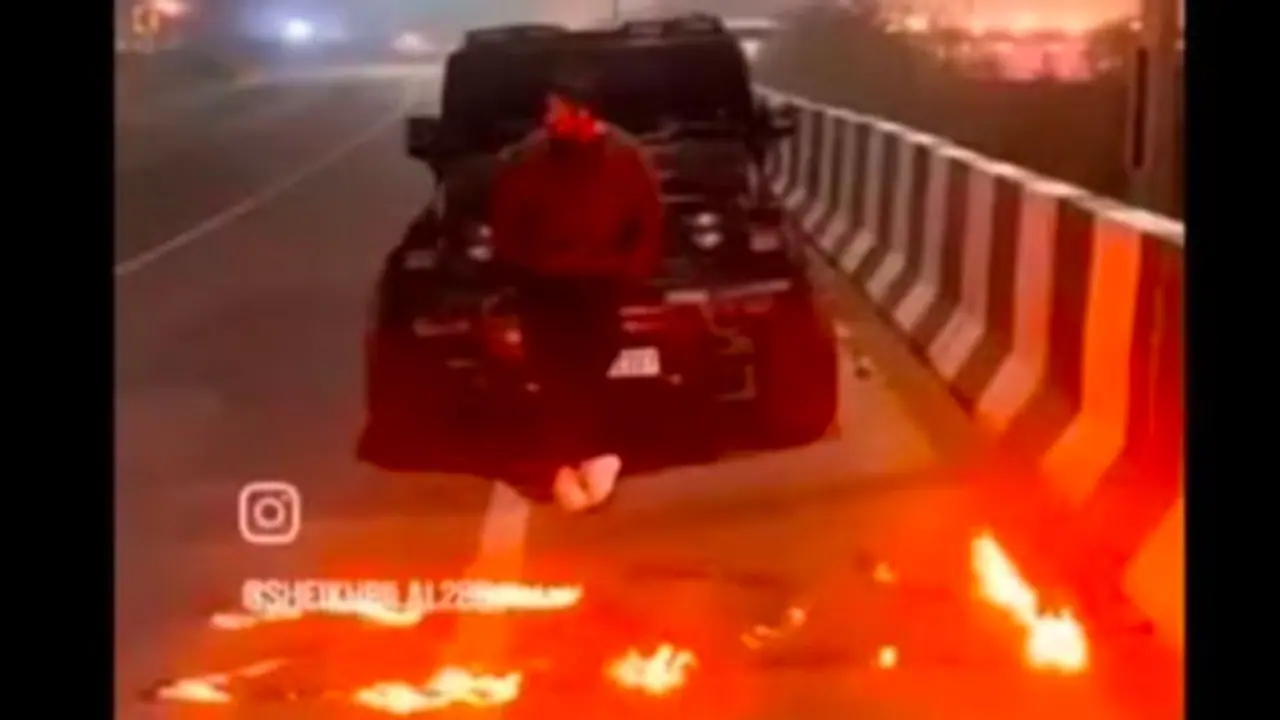 ರೀಲ್ಸ್‌ಗಾಗಿ ರಸ್ತೆಯಲ್ಲಿ ಬೆಂಕಿ ಹಚ್ಚಿದವನ ಕಂಬಿ ಹಿಂದೆ ಕೂರಿಸಿದ ಪೊಲೀಸರು