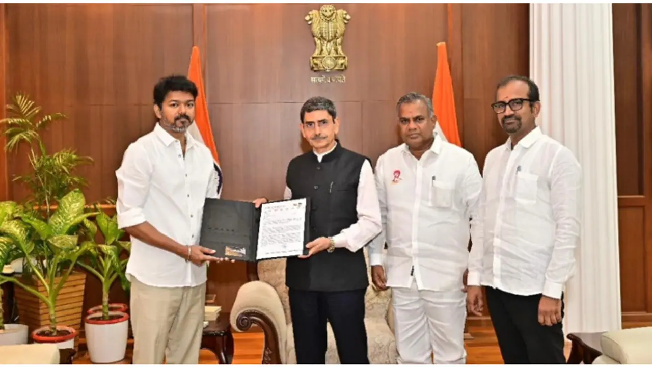 മൂന്ന് ആവശ്യങ്ങൾ, ഗവർണറെ കണ്ട് വിജയ്; 'ക്രമസമാധാനം, സ്ത്രീസുരക്ഷ, വെള്ളപ്പൊക്കത്തിൽ കേന്ദ്രസഹായം ഉറപ്പാക്കണം' മൂന്ന് ആവശ്യങ്ങൾ, ഗവർണറെ കണ്ട് വിജയ്; 'ക്രമസമാധാനം, സ്ത്രീസുരക്ഷ, വെള്ളപ്പൊക്കത്തിൽ കേന്ദ്രസഹായം ഉറപ്പാക്കണം'