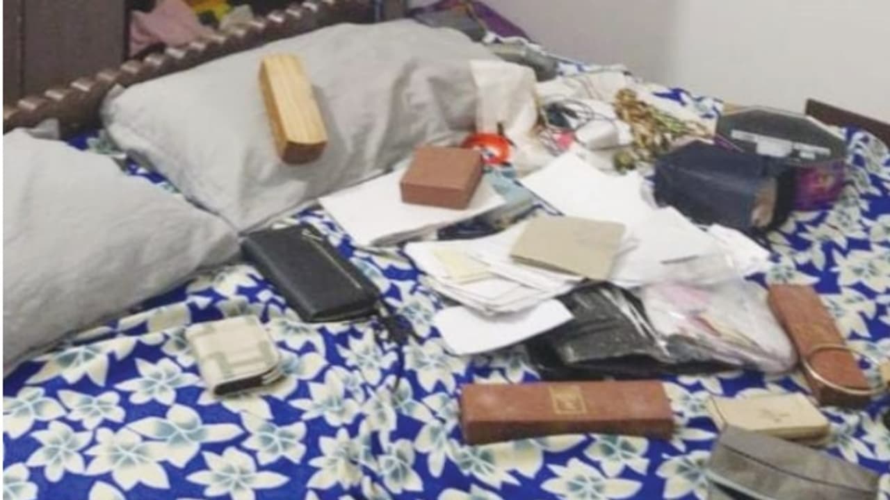 പൂട്ടിയിട്ടിരുന്ന വീടിന്റെ മുൻവാതിൽ തകർത്ത് മോഷണം; അലമാരയിൽ നിന്ന് സ്വർണ നാണയങ്ങളും മാലയും പണവും നഷ്ടമായി