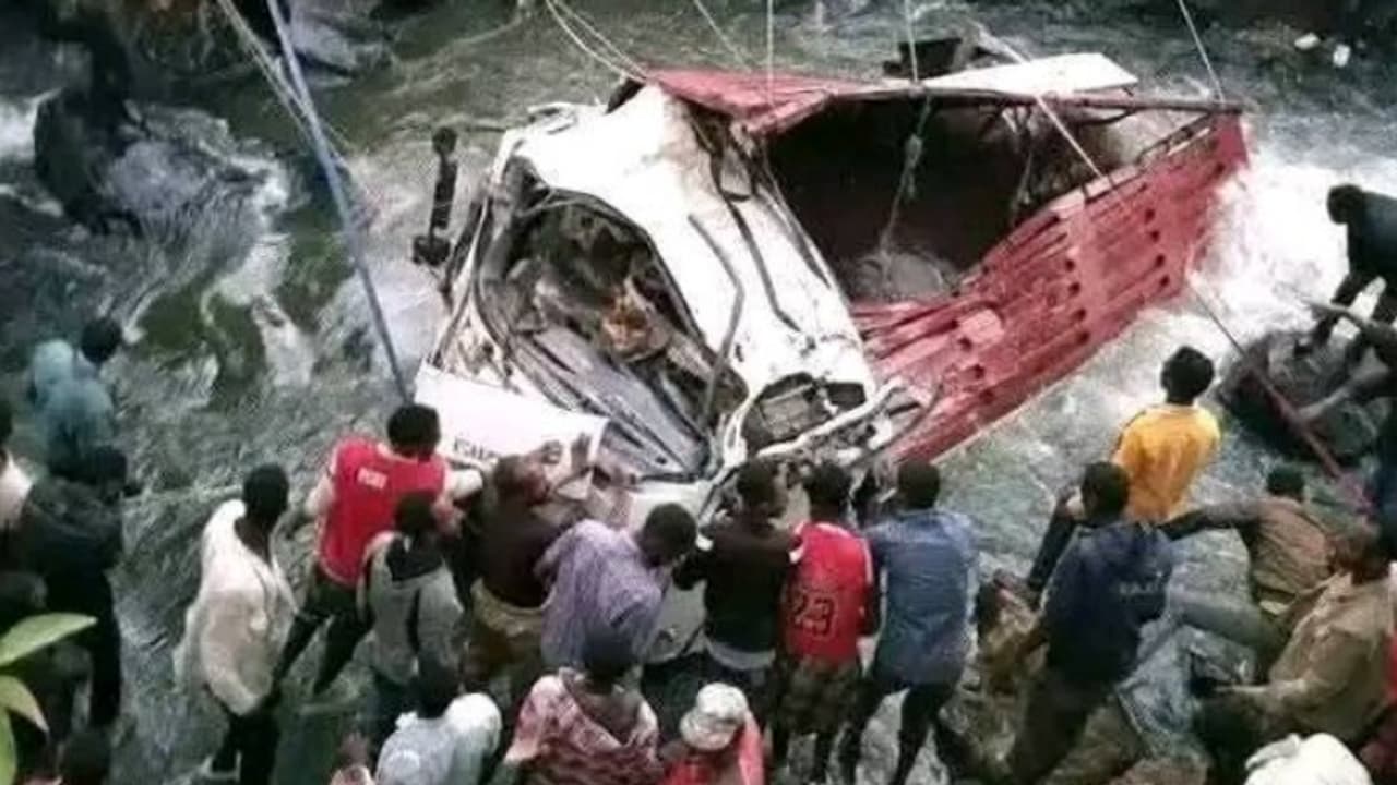 വളവ് വീശിയെടുക്കുന്നതിനിടയിൽ പാലം കണ്ടില്ല, ട്രെക്ക് നദിയിൽ പതിച്ചു, എതോപ്യയിൽ കൊല്ലപ്പെട്ടത് 71 പേർ വളവ് വീശിയെടുക്കുന്നതിനിടയിൽ പാലം കണ്ടില്ല, ട്രെക്ക് നദിയിൽ പതിച്ചു, എതോപ്യയിൽ കൊല്ലപ്പെട്ടത് 71 പേർ