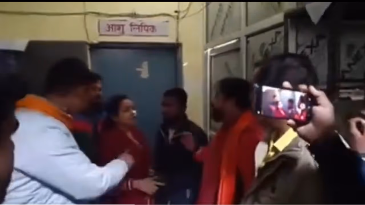 UP: Mob harasses interfaith couple, cries 'love Jihad', woman says, 'have married on own wish' (WATCH) UP: Mob harasses interfaith couple, cries 'love Jihad', woman says, 'have married on own wish' (WATCH)