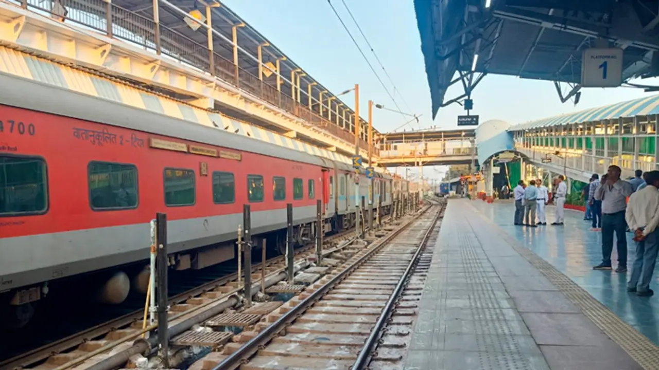 ఈ రైల్వే స్టేషన్ పేరెంట్రా బాబు.. ఇంత పెద్దగా ఉంది!