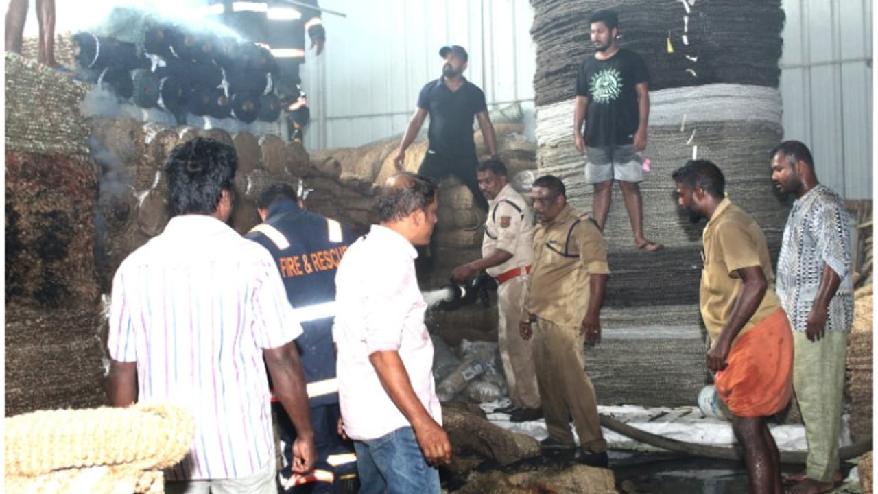 മാലിന്യം കത്തിച്ചതിൽ നിന്നുണ്ടായ തീപ്പൊരിയിൽ നിന്ന് തീ പടർന്നു; മാറ്റ് ഫിനിഷിംഗ് യൂണിറ്റിന് ലക്ഷങ്ങളുടെ നഷ്ടം മാലിന്യം കത്തിച്ചതിൽ നിന്നുണ്ടായ തീപ്പൊരിയിൽ നിന്ന് തീ പടർന്നു; മാറ്റ് ഫിനിഷിംഗ് യൂണിറ്റിന് ലക്ഷങ്ങളുടെ നഷ്ടം