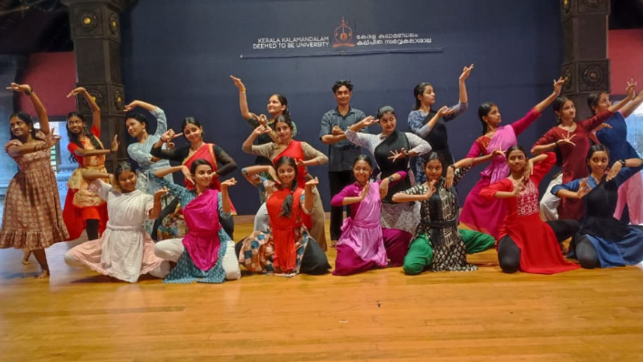 '5 ലക്ഷം വേണ്ട, സൗജന്യം'; സ്കൂൾ കലോത്സവ സ്വാഗത ഗാനത്തിന് നൃത്താവിഷ്കാരം ഒരുക്കി കേരള കലാമണ്ഡലം