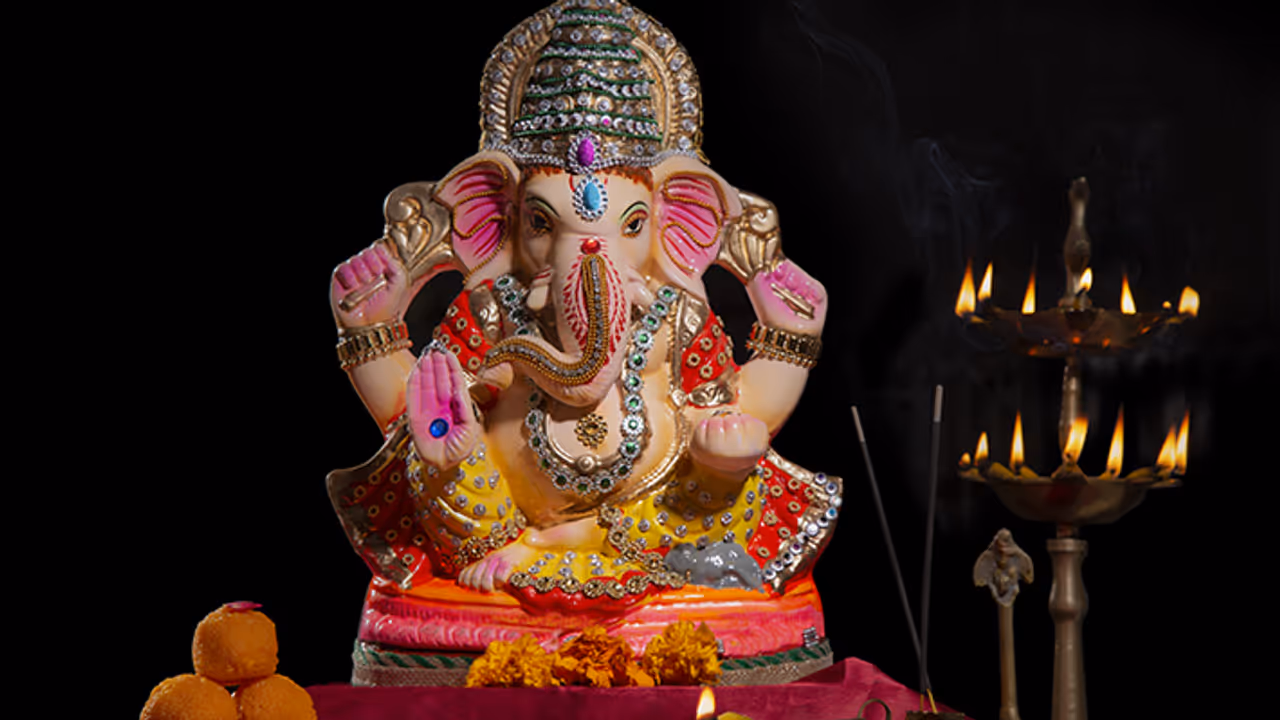गणपतीला प्रसाद गणपतीला प्रसाद