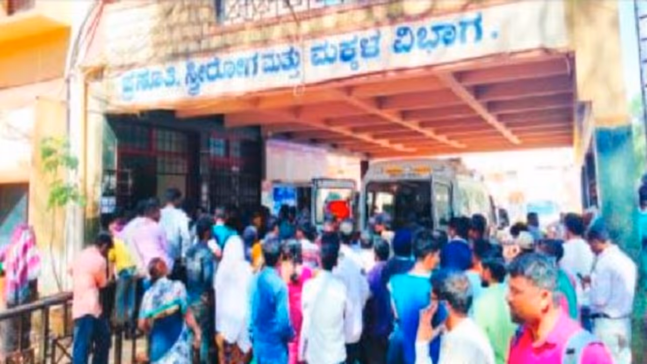 ಬೆಳಗಾವಿ: ಚಿಕಿತ್ಸೆ ಸಿಗದೇ ಗರ್ಭದಲ್ಲೇ ಶಿಶು ಸಾವು, ಬಾಣಂತಿ ಸ್ಥಿತಿ ಗಂಭೀರ ಬೆಳಗಾವಿ: ಚಿಕಿತ್ಸೆ ಸಿಗದೇ ಗರ್ಭದಲ್ಲೇ ಶಿಶು ಸಾವು, ಬಾಣಂತಿ ಸ್ಥಿತಿ ಗಂಭೀರ