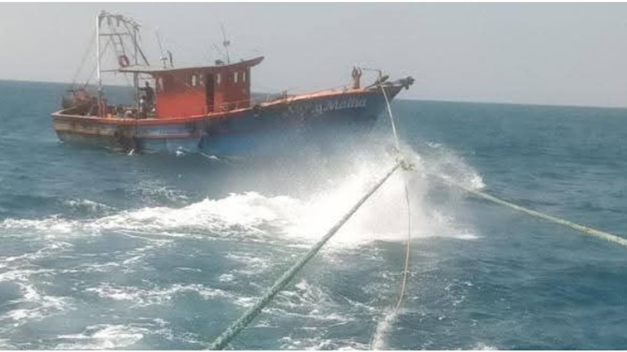 പ്രൊപ്പല്ലറില് വല ചുറ്റിയും എഞ്ചിൻ നിലച്ചും കടലില് കുടുങ്ങി 2 ബോട്ടുകൾ; 19 മത്സ്യതൊഴിലാളികളെ രക്ഷിച്ചു പ്രൊപ്പല്ലറില് വല ചുറ്റിയും എഞ്ചിൻ നിലച്ചും കടലില് കുടുങ്ങി 2 ബോട്ടുകൾ; 19 മത്സ്യതൊഴിലാളികളെ രക്ഷിച്ചു