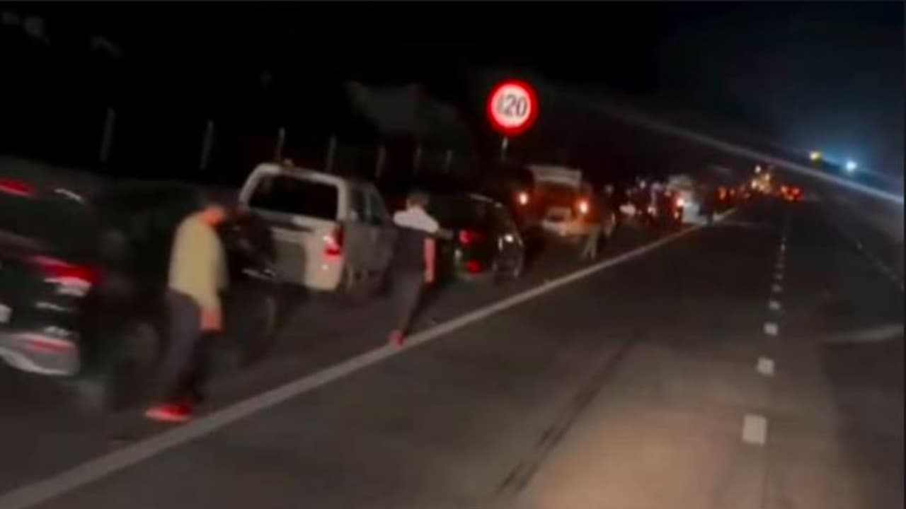 ಮುಂಬೈ ನಾಗ್ಪುರ ಹೈವೇಯಲ್ಲಿ ಸಾಗಿದ 50ಕ್ಕೂ ಹೆಚ್ಚು ಕಾರುಗಳು ಒಟ್ಟೊಟ್ಟಿಗೆ ಪಂಚರ್: ಆಗಿದ್ದೇನು? ಮುಂಬೈ ನಾಗ್ಪುರ ಹೈವೇಯಲ್ಲಿ ಸಾಗಿದ 50ಕ್ಕೂ ಹೆಚ್ಚು ಕಾರುಗಳು ಒಟ್ಟೊಟ್ಟಿಗೆ ಪಂಚರ್: ಆಗಿದ್ದೇನು?