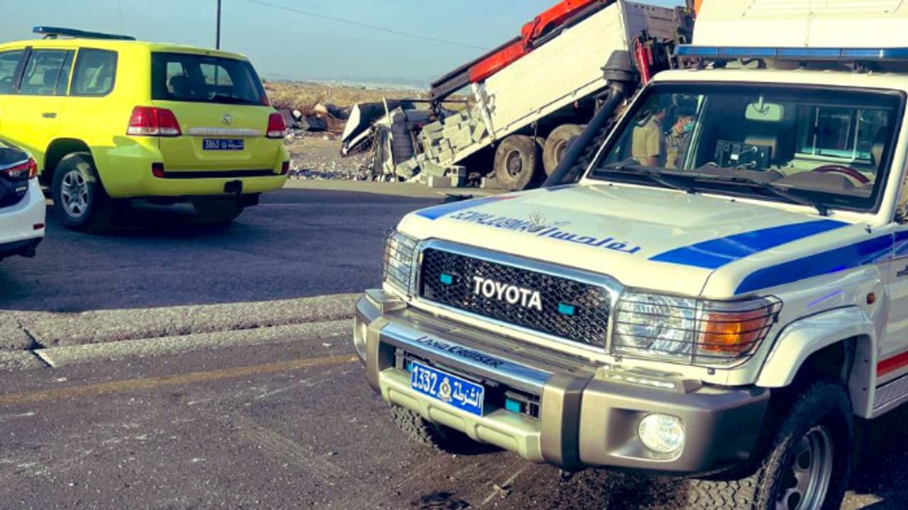 ഒമാനിൽ ട്രക്കും ബസും കൂട്ടിയിടിച്ച് രണ്ട് പേർ മരിച്ചു, 9 പേർക്ക് പരിക്ക് ഒമാനിൽ ട്രക്കും ബസും കൂട്ടിയിടിച്ച് രണ്ട് പേർ മരിച്ചു, 9 പേർക്ക് പരിക്ക്