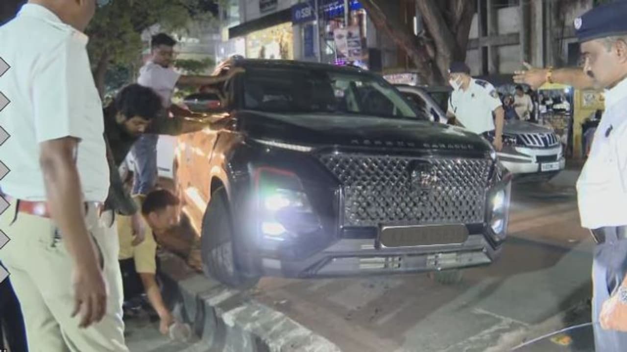 ಹೊಸ ವರ್ಷದ ಅವಾಂತರ: ಇಂದಿರಾನಗರದಲ್ಲಿ ಸಂಜೆ 6 ಗಂಟೆಗೆ ಕುಡಿದು ಡಿವೈಡರ್ ಮೇಲೆ ಕಾರು ಹತ್ತಿಸಿದ ಭೂಪ!