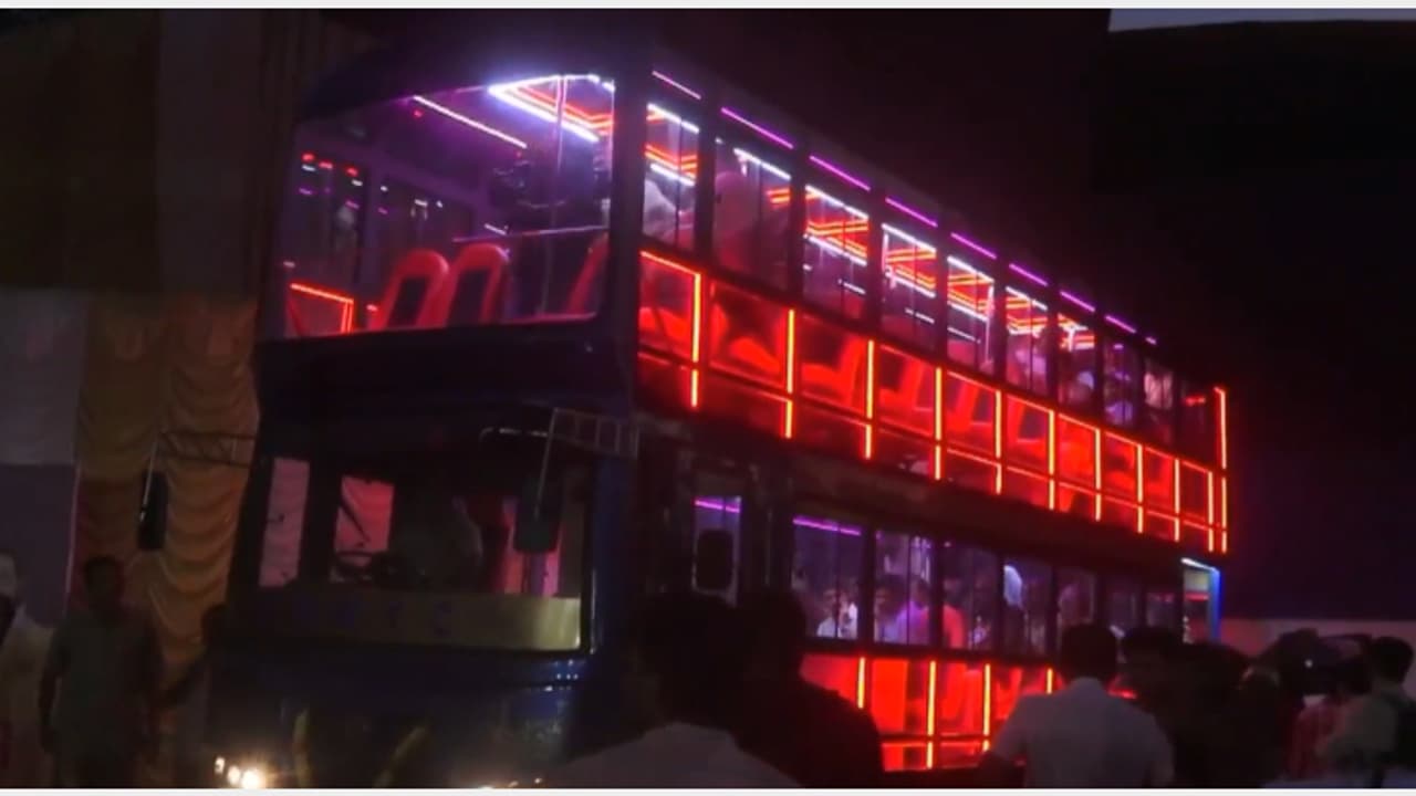 സുതാര്യമായ ഗ്ലാസ് പാനൽ, കണ്കുളിർക്കെ കാണാം; വച്ചുപിടിച്ചോ മൂന്നാറിന്, റോയൽ വ്യൂ ഡബിൾ ഡക്കർ ഉദ്ഘാടനം നാളെ സുതാര്യമായ ഗ്ലാസ് പാനൽ, കണ്കുളിർക്കെ കാണാം; വച്ചുപിടിച്ചോ മൂന്നാറിന്, റോയൽ വ്യൂ ഡബിൾ ഡക്കർ ഉദ്ഘാടനം നാളെ