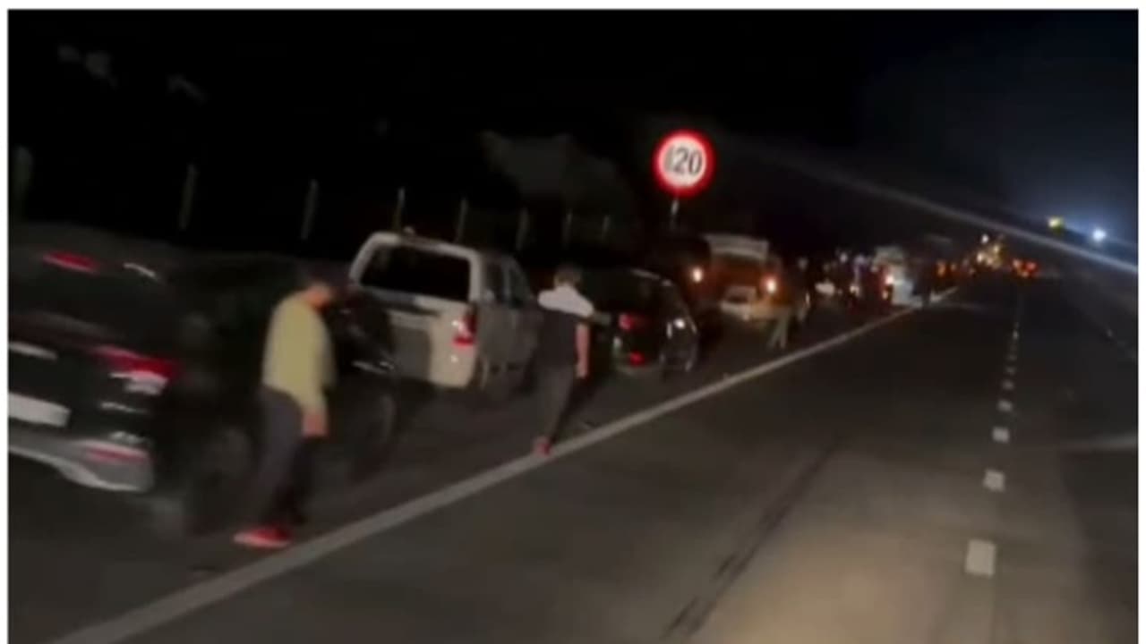 കൂറ്റൻ ബോർഡ് ഹൈവേയിലേക്ക് മറിഞ്ഞുവീണു; പഞ്ചറായി വഴിയിലായത് അൻപതിലധികം വാഹനങ്ങൾ, മുംബൈയിൽ യാത്രക്കാർ കുടുങ്ങി കൂറ്റൻ ബോർഡ് ഹൈവേയിലേക്ക് മറിഞ്ഞുവീണു; പഞ്ചറായി വഴിയിലായത് അൻപതിലധികം വാഹനങ്ങൾ, മുംബൈയിൽ യാത്രക്കാർ കുടുങ്ങി