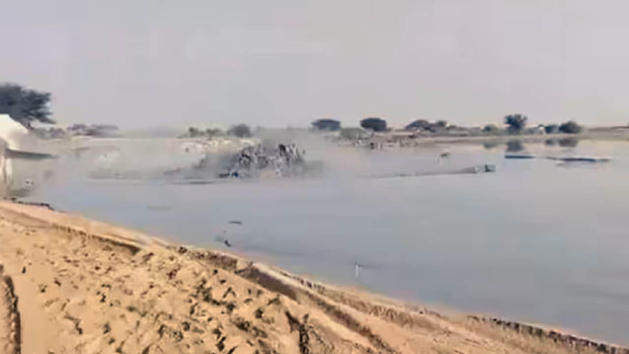 ಬೋರ್‌ವೆಲ್‌ ಕೊರೆದರೆ ನದಿ ಉಕ್ಕಿತು: ಸ್ಥಳಕ್ಕಾಗಮಿಸಿ ನಮಿಸಿದ ಜನ