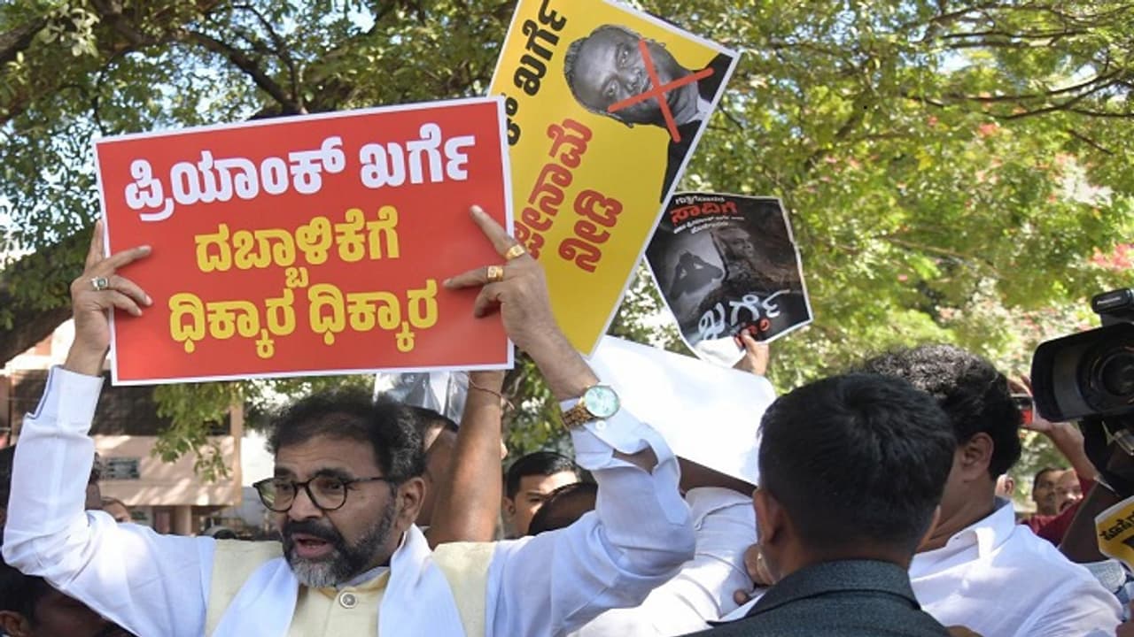 ಗುತ್ತಿಗೆದಾರ ಸಚಿನ್ ಆತ್ಮಹತ್ಯೆ ಕೇಸ್: ಸಚಿವ ಪ್ರಿಯಾಂಕ್ ವಿರುದ್ಧ ಪೋಸ್ಟರ್ ವಾರ್! ಗುತ್ತಿಗೆದಾರ ಸಚಿನ್ ಆತ್ಮಹತ್ಯೆ ಕೇಸ್: ಸಚಿವ ಪ್ರಿಯಾಂಕ್ ವಿರುದ್ಧ ಪೋಸ್ಟರ್ ವಾರ್!