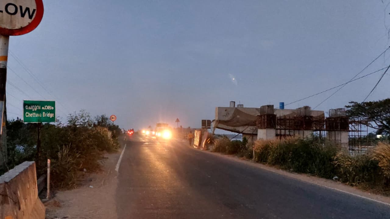 സമരം ചെയ്തപ്പോൾ വഴിവിളക്ക് തെളിഞ്ഞു, അധികം വൈകിയില്ല, തൂണടക്കം അപ്രത്യക്ഷം, പുതുവർഷത്തിൽ ചേറ്റുവ പാലം ഇരുട്ടിൽ സമരം ചെയ്തപ്പോൾ വഴിവിളക്ക് തെളിഞ്ഞു, അധികം വൈകിയില്ല, തൂണടക്കം അപ്രത്യക്ഷം, പുതുവർഷത്തിൽ ചേറ്റുവ പാലം ഇരുട്ടിൽ