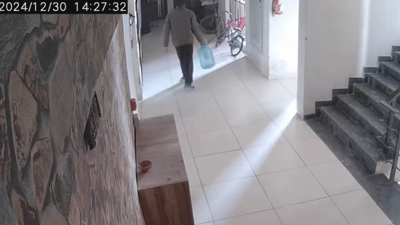 Caught on camera: Water delivery boy steals footwear kept outside flat in Greater Noida society (WATCH) Caught on camera: Water delivery boy steals footwear kept outside flat in Greater Noida society (WATCH)