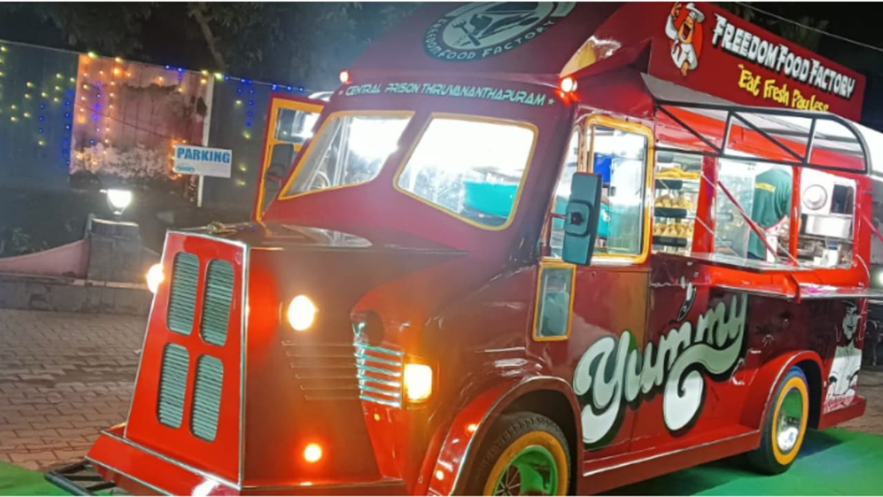 ആംബുലൻസ് പൊളിച്ച് ജയിൽ വകുപ്പിന്റെ തട്ടുകട, ചായയും അപ്പവും ബീഫുമെല്ലാ കുറഞ്ഞ നിരക്കിൽ ചൂടോടെ... ആംബുലൻസ് പൊളിച്ച് ജയിൽ വകുപ്പിന്റെ തട്ടുകട, ചായയും അപ്പവും ബീഫുമെല്ലാ കുറഞ്ഞ നിരക്കിൽ ചൂടോടെ...