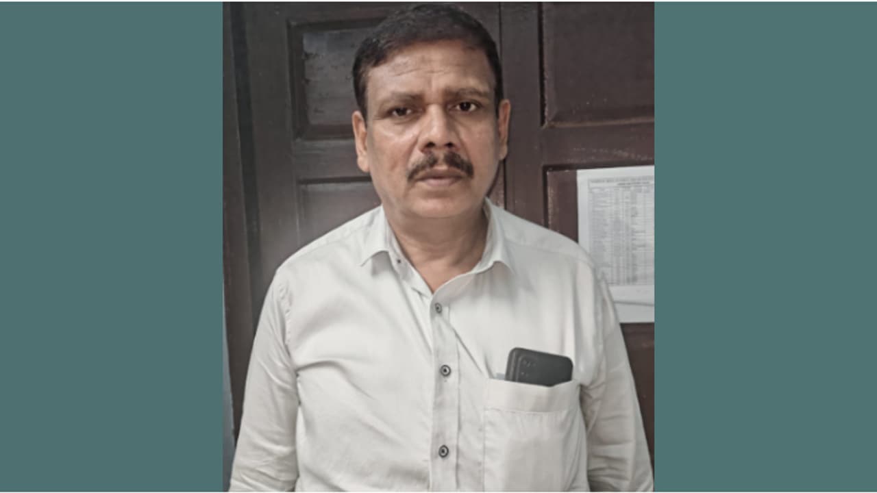 നോ പാർക്കിംഗ് ബോർഡിന് താഴെ വാഹനമിട്ടു, ചിത്രമെടുത്ത ഹോംഗാര്ഡിന്റെ പല്ല് അടിച്ചിളക്കി, 58കാരൻ അറസ്റ്റിൽ നോ പാർക്കിംഗ് ബോർഡിന് താഴെ വാഹനമിട്ടു, ചിത്രമെടുത്ത ഹോംഗാര്ഡിന്റെ പല്ല് അടിച്ചിളക്കി, 58കാരൻ അറസ്റ്റിൽ