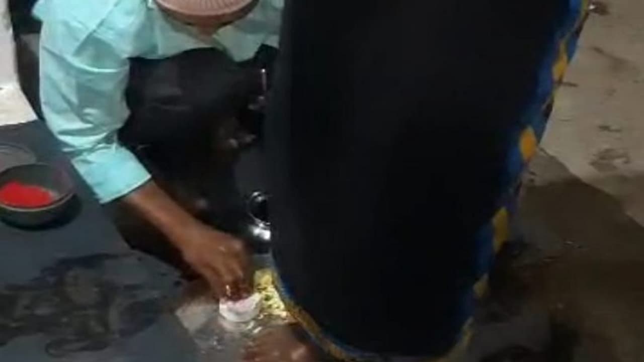 ಧಾರವಾಡ: ಮುಸ್ಲಿಂ ಕುಟುಂಬದಿಂದ ಅಯ್ಯಪ್ಪ ಮಾಲಾಧಾರಿಗಳ ಪಾದಪೂಜೆ! ಧಾರವಾಡ: ಮುಸ್ಲಿಂ ಕುಟುಂಬದಿಂದ ಅಯ್ಯಪ್ಪ ಮಾಲಾಧಾರಿಗಳ ಪಾದಪೂಜೆ!