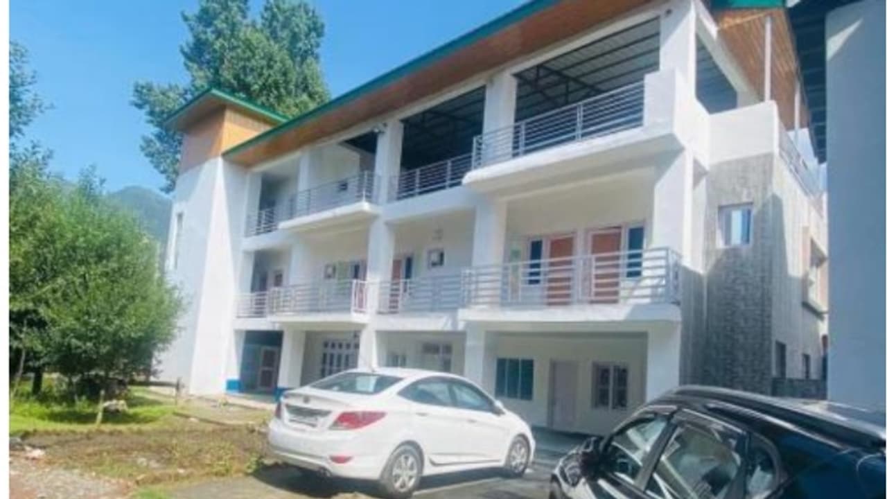 സഹോദരൻ ഫോണെടുക്കുന്നില്ലെന്ന് പൊലീസിൽ വിവരം, അന്വേഷിച്ചപ്പോൾ ഗസ്റ്റ് ഹൗസിന് മുന്നിൽ കാർ; മുറിയിൽ മരിച്ച നിലയിൽ സഹോദരൻ ഫോണെടുക്കുന്നില്ലെന്ന് പൊലീസിൽ വിവരം, അന്വേഷിച്ചപ്പോൾ ഗസ്റ്റ് ഹൗസിന് മുന്നിൽ കാർ; മുറിയിൽ മരിച്ച നിലയിൽ