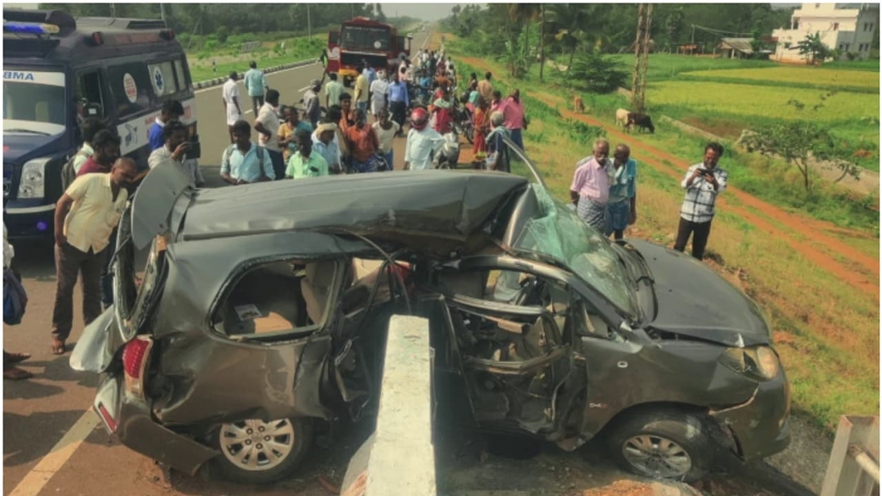 ദിണ്ടിഗലിൽ വാഹനാപകടം; രണ്ട് മലയാളികൾക്ക് ദാരുണാന്ത്യം, കുട്ടികളടക്കം 10 പേർക്ക് പരിക്കേറ്റു