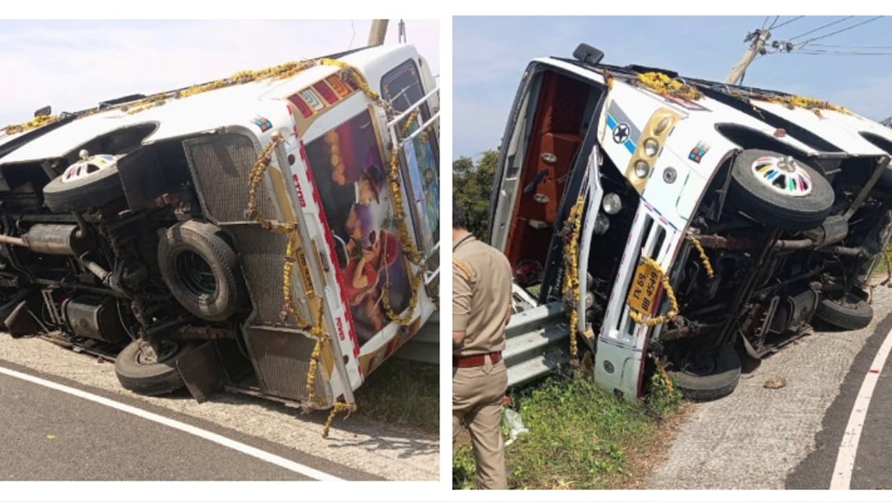 ശബരിമല തീർത്ഥാടകർ സഞ്ചരിച്ച മിനി ബസ് മറിഞ്ഞു; അപകടം ളാഹ വിളക്കുവഞ്ചിയിൽ; 2 പേർക്ക് പരിക്കേറ്റു ശബരിമല തീർത്ഥാടകർ സഞ്ചരിച്ച മിനി ബസ് മറിഞ്ഞു; അപകടം ളാഹ വിളക്കുവഞ്ചിയിൽ; 2 പേർക്ക് പരിക്കേറ്റു